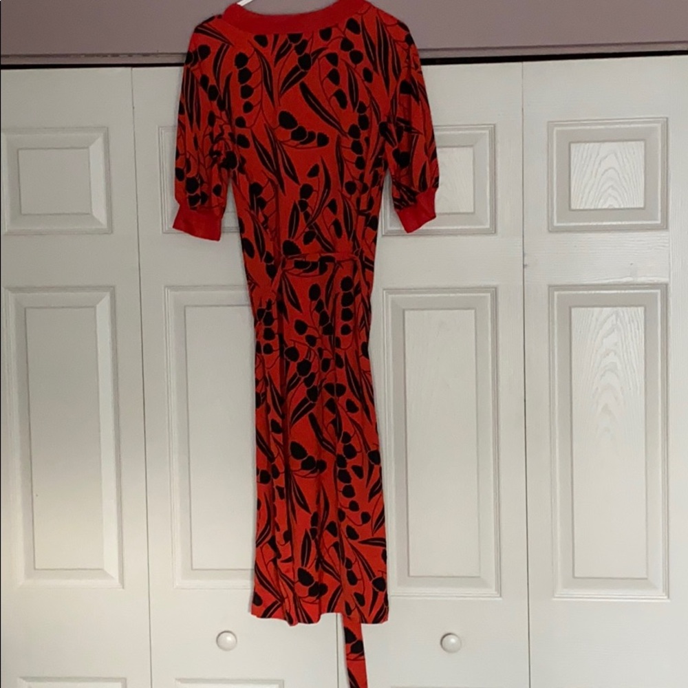 Who What Wear Red With Black Floral Short Sleeve - Picture 2 of 4